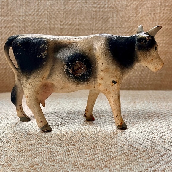 Vintage 1950’s Cast Iron Cow piggy bank. 3 inches tall. Marked Catskill Mts. - Picture 4 of 8